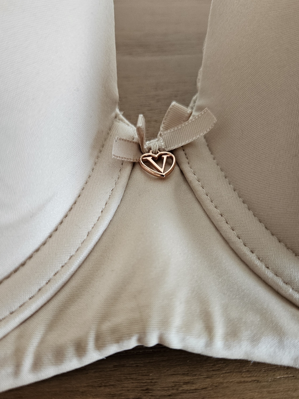 32SD Body By Victoria's Secret Lightly Padded T-Shirt Bra - Cream - Picture 3 of 4
